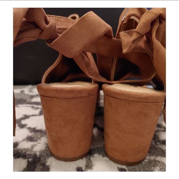 Women's Peep Toe Tie Back Shoe in size 8.5/9 EUC by JustFab - Picture 4 of 7